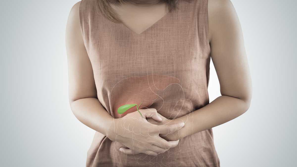 La foto de la vesícula biliar está en el cuerpo de la mujer. Síntomas de cálculos en la vesícula biliar, personas con concepto de problema de dolor de estómago. Anatomía femenina