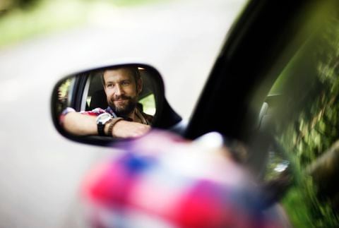 Mantener los espejos del carro limpios contribuye a conducir de forma más tranquila.