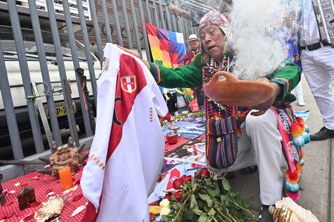 Chamanes perunaos le hacen ritual a la selección de Perú.