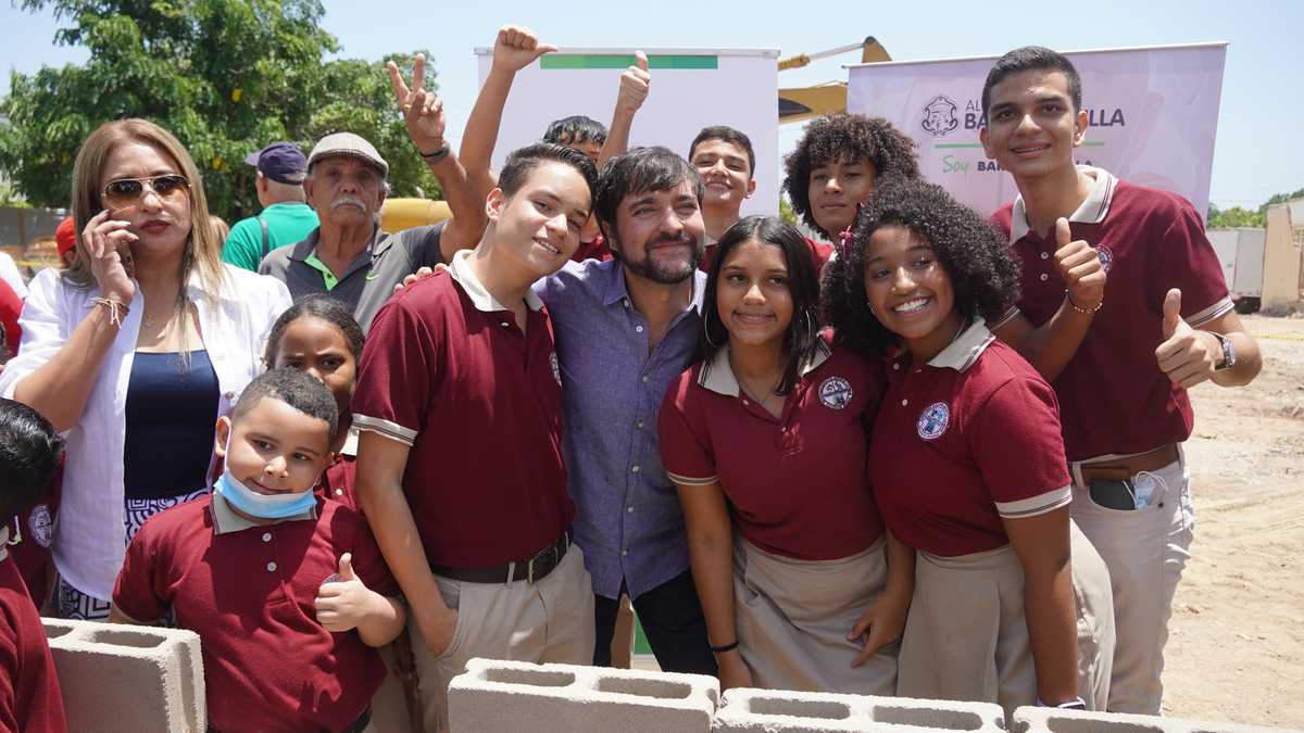 El alcalde Jaime Pumarejo asistió al acto de primera piedra, con el que marca el inicio de la obra que beneficiará a 700 estudiantes.