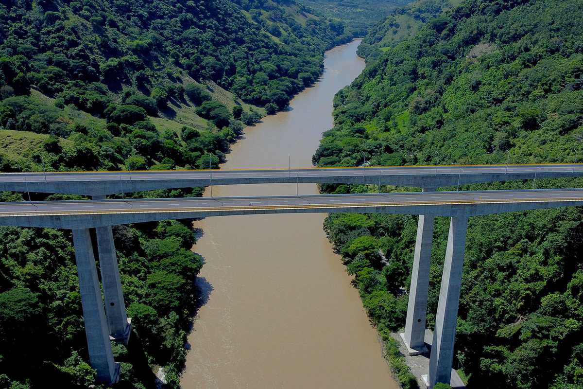 Puente sobre el río Cauca, obra del proyecto vial 4G, Conexión Pacífico 2.
