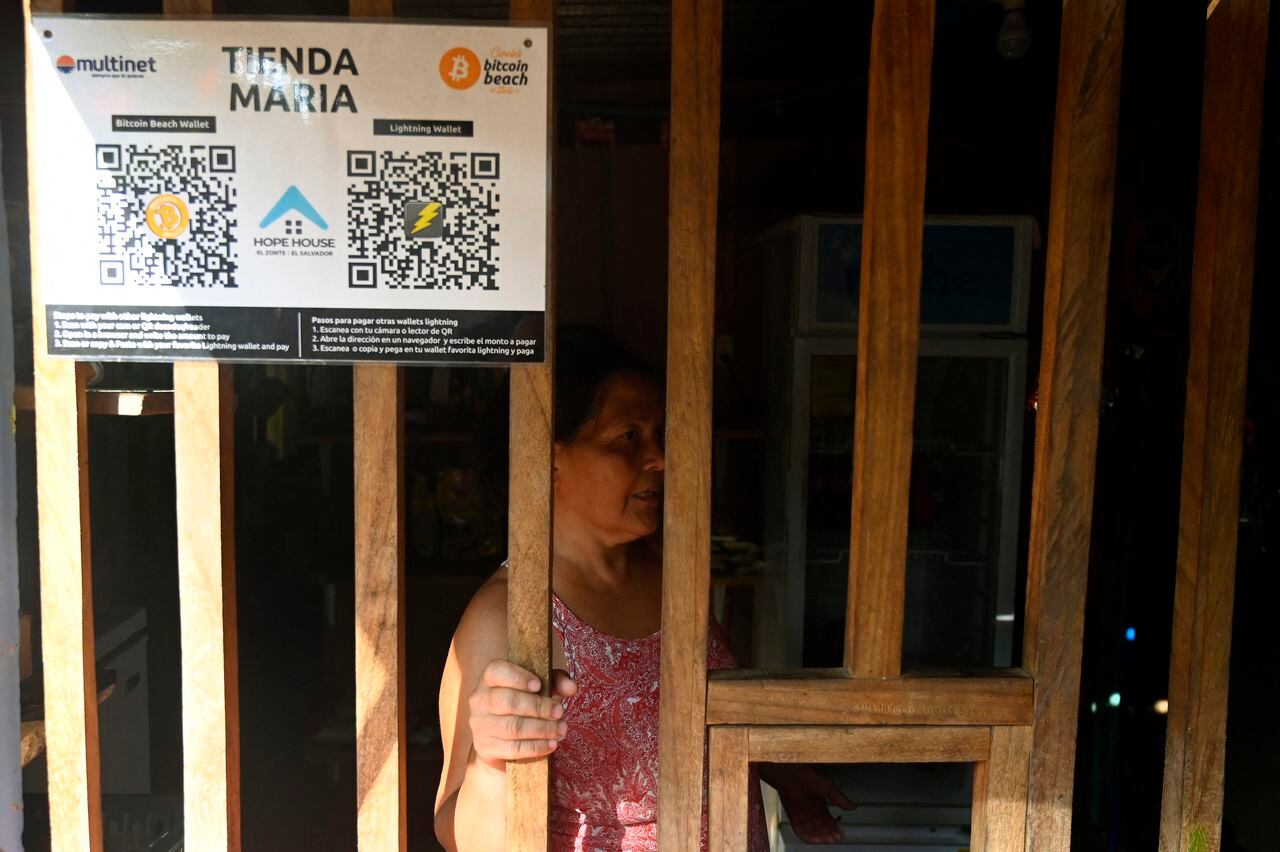 En El Salvador, muchos negocios continúan aceptando el pago con bitcoin, así sean pequeñas tiendas de barrio.