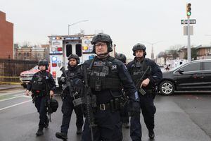 Oficiales de policía caminan cerca de la escena de un tiroteo en una estación de metro en el distrito de Brooklyn de la ciudad de Nueva York, Nueva York, EE. UU., 12 de abril de 2022. Foto REUTERS/Brendan McDermid