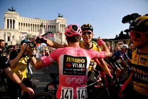 Michel Hessman abrazando a Primoz Roglic tras el título del Giro de Italia 2023.
