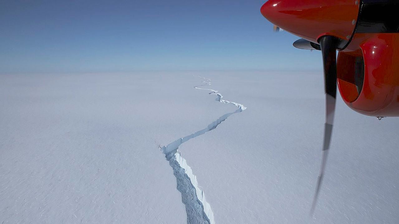 Foto aérea tomada en enero de 2021 por el British Antarctic Survey que muestra una grieta masiva en la plataforma de hielo Brunt en la Antártida 
(British Antarctic Survey via AP)