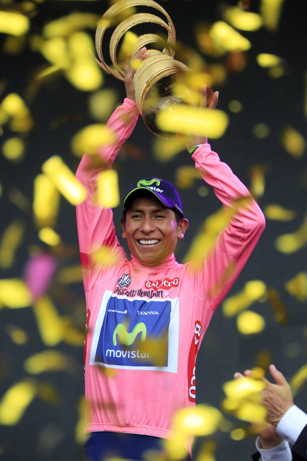 Nairo Quintana alza el trofeo del Giro de Italia en 2014.