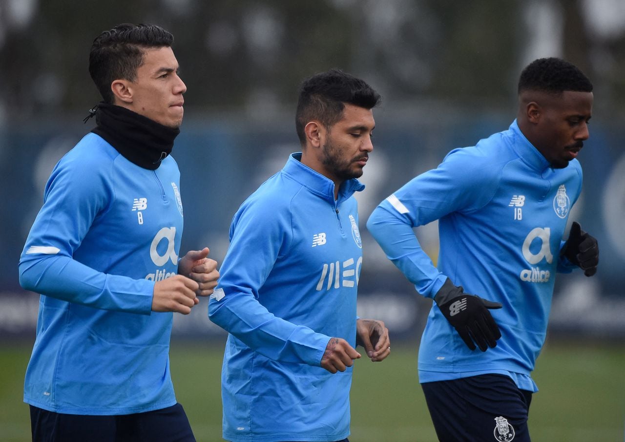 (From L) FC Porto's Colombian midfielder Mateus Uribe, FC Porto's Mexican forward Jesus Corona and FC Porto's Portuguese midfielder Wilson Manafa take part in a training session at the FC Porto's Olival training ground, in Vila Nova de Gaia near Porto, on December 6, 2021, on the eve of the UEFA Champions League, Group B, football match against Atletico Madrid. (Photo by MIGUEL RIOPA / AFP)