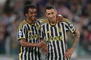 Juan Guillermo Cuadrado y Ángel Di María, en partido con la Juventus.