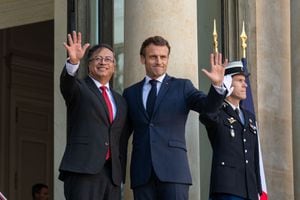 El presidente Gustavo Petro se reúne con su homólogo francés, Emmanuel Macron.