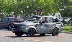 Un vehículo dañado en el lugar de un choque mortal cerca de una parada de autobús el 7 de mayo de 2023, en Brownsville, Texas. (Brian Svendsen/NewsNation/KVEO-TV vía AP)