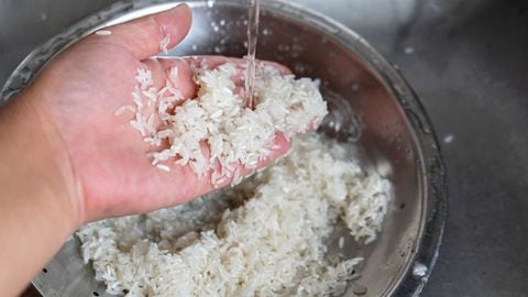 La ciencia reveló si se debe o no lavar el arroz antes de cocinarlo.