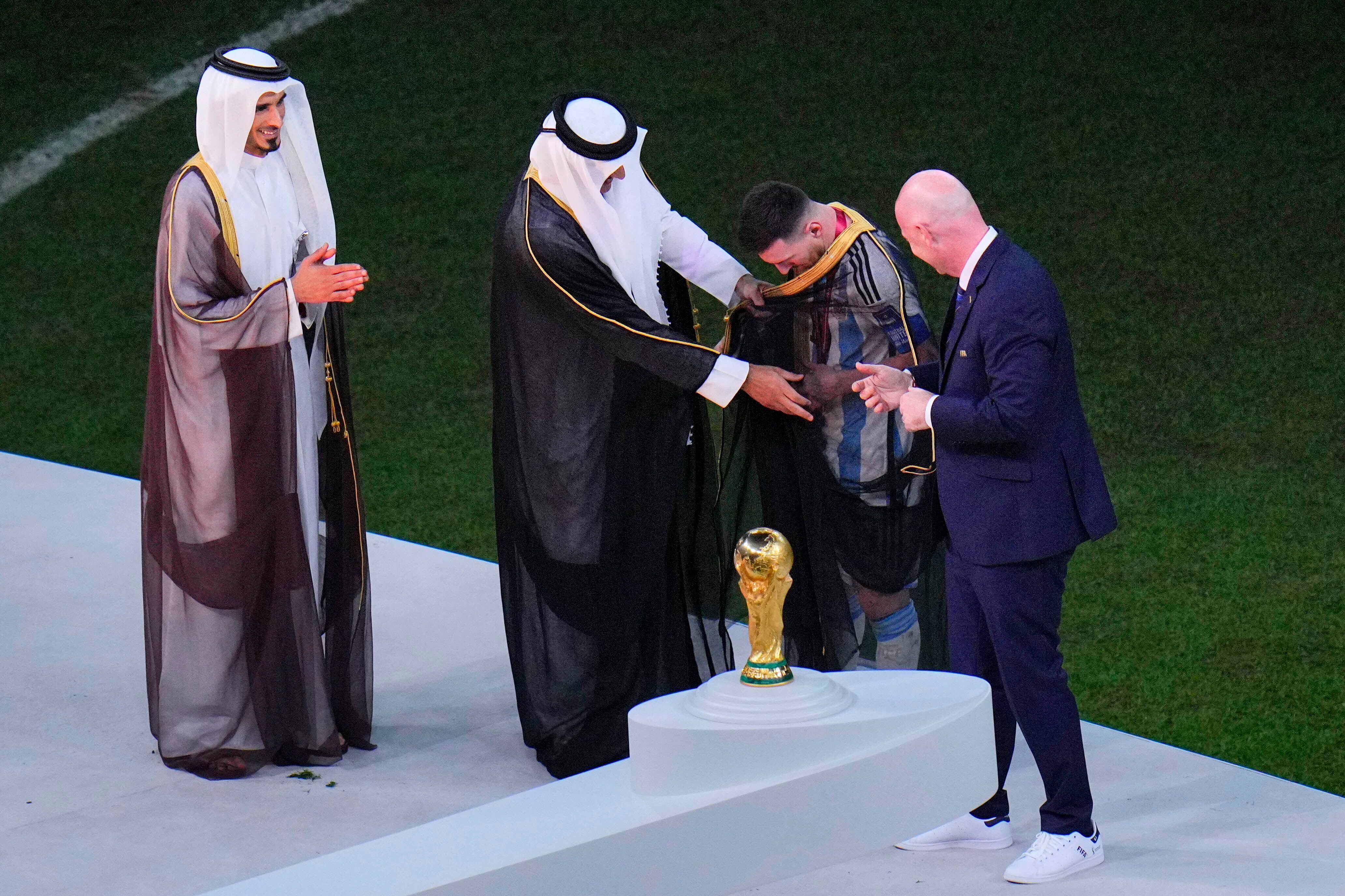 Este es el significado de la túnica que lució Messi en la premiación del  Mundial de Qatar