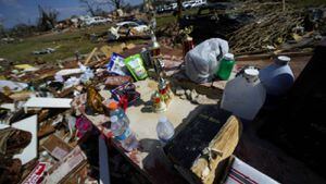 Una Biblia, trofeos y otras pertenencias rescatadas de los escombros de una casa destruida dos días antes por un tornado se ven el domingo 26 de marzo de 2023 en Rolling Fork, Misisipi.