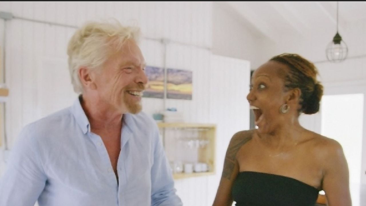 Richard Branson sorprendió a Keisha S, la ganadora del sorteo, al hacerle una visita a su residencia en Antigua y Barbuda.