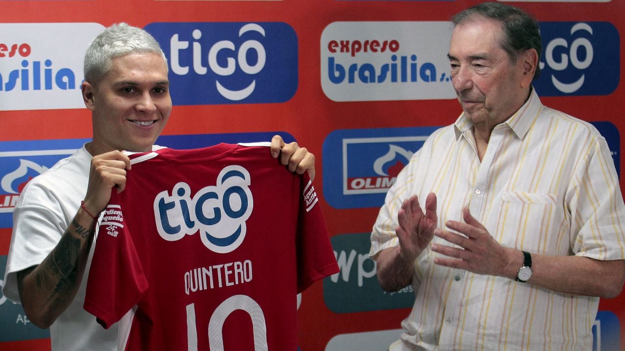 Colombian Juan Fernando Quintero (L) poses with his new jersey, next to businessman Fuad Char, during the presentation as new player of Colombia's Junior team, at the Metropolitano stadium, in Barranquilla on January 15, 2023.
AFP/Jesus RICO