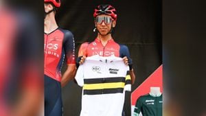 Egan Bernal recibiendo el maillot solidario en la Vuelta a España 2023.