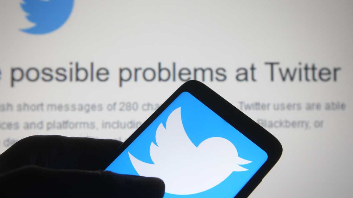 En esta ilustración fotográfica, el logotipo de Twitter se ve en un teléfono inteligente con un mensaje que dice 'Los informes de los usuarios indican posibles problemas en Twitter' que se muestra en el sitio web de Downdetector en el fondo.