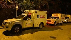 Diez vehículos de la Fiscalía trasladan cuerpos de las víctimas mortales a la ciudad de Cali.