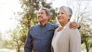 Una foto de una feliz pareja de ancianos yendo a dar un relajante paseo por el parque