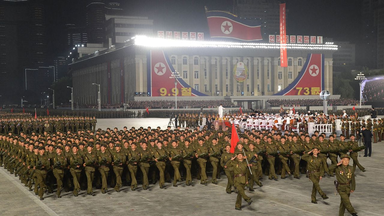 Esta imagen tomada el 9 de septiembre de 2021 y publicada por la Agencia Central de Noticias de Corea (KCNA) oficial de Corea del Norte muestra un desfile de 'fuerzas paramilitares y de seguridad pública' para celebrar el 73 aniversario de la fundación de Corea del Norte en la plaza Kim Il Sung en Pyongyang. (Foto de STR / KCNA A TRAVÉS DE KNS / AFP) / Corea del Sur FUERA / --- NOTA DEL EDITOR --- RESTRINGIDO AL USO EDITORIAL - CRÉDITO OBLIGATORIO "AFP PHOTO / KCNA A TRAVÉS DE KNS" - SIN COMERCIALIZACIÓN SIN CAMPAÑAS DE PUBLICIDAD - DISTRIBUIDO COMO SERVICIO PARA LOS CLIENTES / ESTA IMAGEN FUE DISPONIBLE POR UN TERCERO. AFP NO PUEDE VERIFICAR INDEPENDIENTEMENTE LA AUTENTICIDAD, UBICACIÓN, FECHA Y CONTENIDO DE ESTA IMAGEN --- /