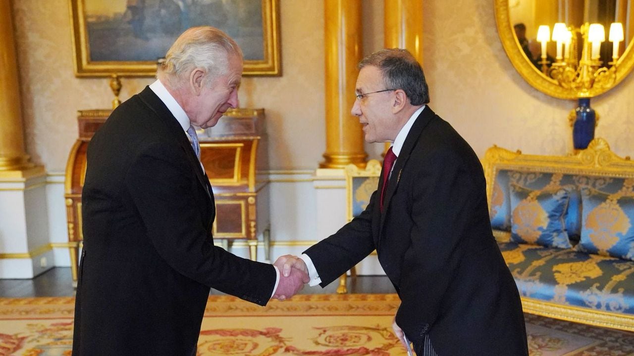 El embajador Roy Barreras estrecha la mano de su majestad el rey Carlos