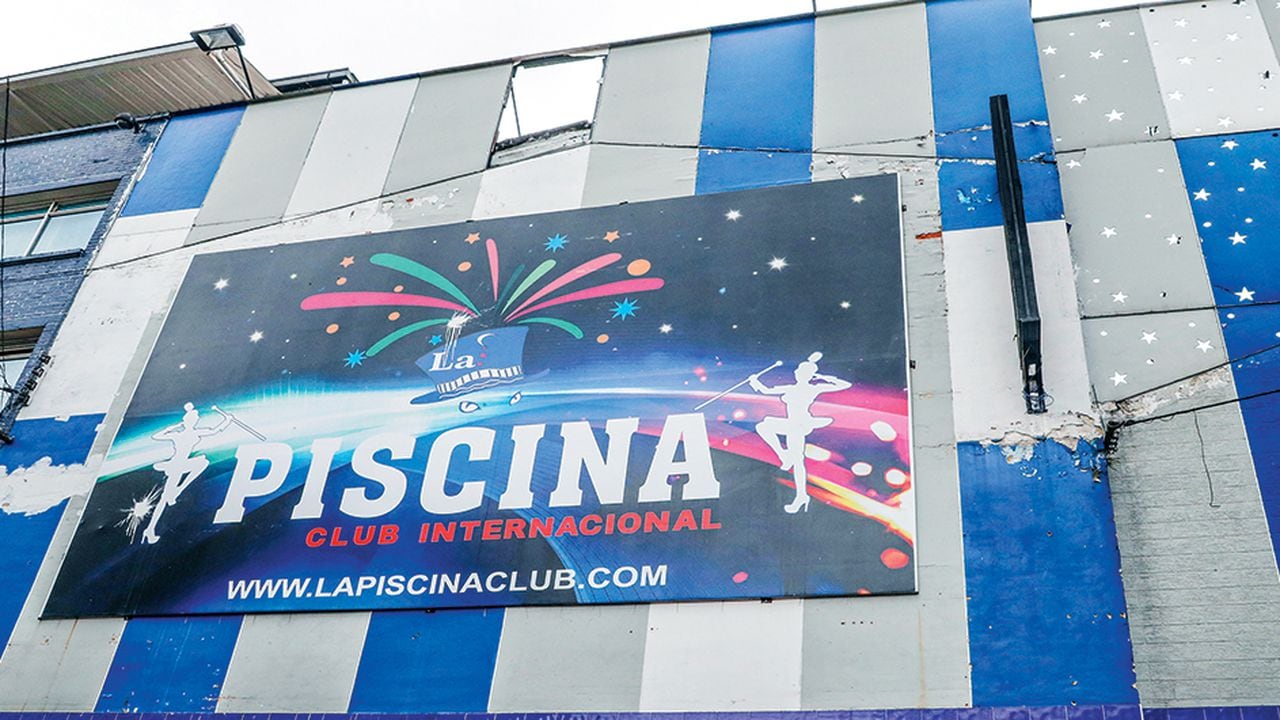    En sus tiempos de esplendor, La Piscina era un gigantesco burdel, el más reconocido de la ciudad. Sus luces y avisos con siluetas de mujeres se veían a varias cuadras de distancia. 