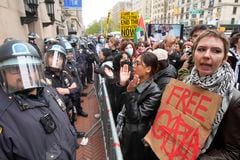En esta imagen de archivo, policías antimotines hacen guardia mientras los manifestantes corean eslóganes en el exterior del campus de la Universidad de Columbia, el 18 de abril de 2024, en Nueva York. (AP Foto/Mary Altaffer, archivo)