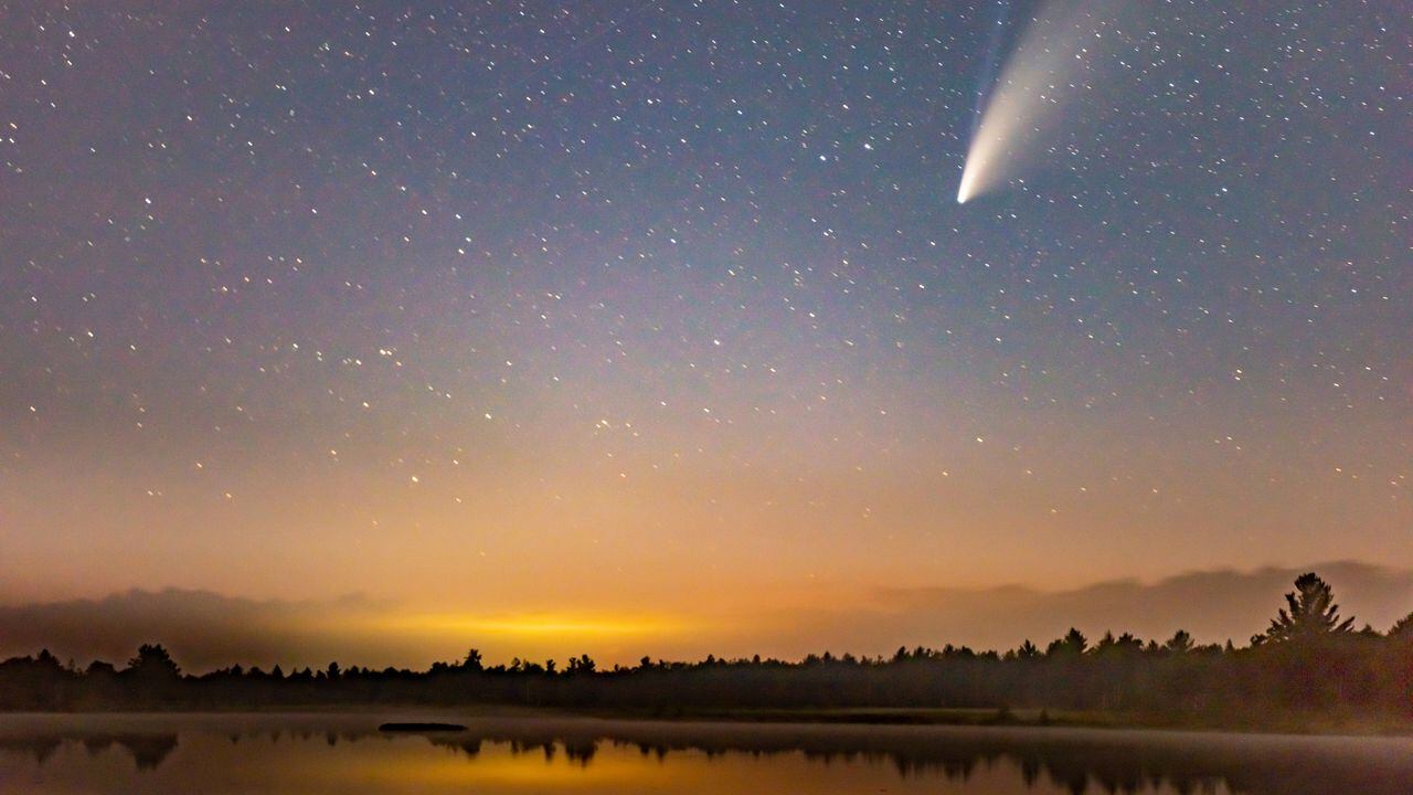Cometa Neowise en el oscuro cielo nocturno después del atardecer, Torrance Barrens Dark-Sky Preserve, Gravenhurst, Canadá