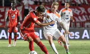 CALI, COLOMBIA - AUGUST 25: Rafael Carrascal of America struggles the ball with George Saunders of Envigado during a match between America de Cali and Envigado as part of Torneo Clausura Liga Aguila 2019 at Estadio Pascual Guerrero on August 25, 2019 in Cali, Colombia. (Photo by Gabriel Aponte/Vizzor Image/Getty Images)