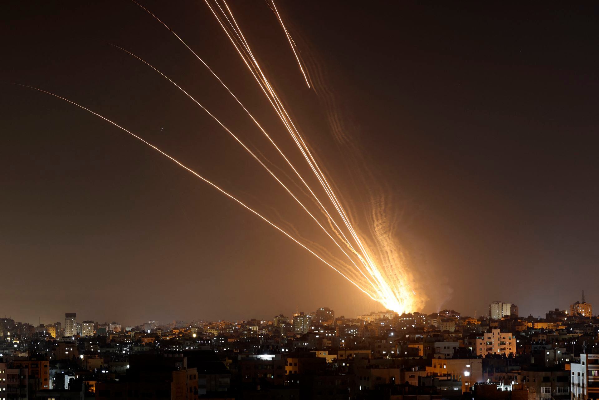 Se disparan cohetes desde la ciudad de Gaza hacia Israel, el 10 de mayo de 2023.
