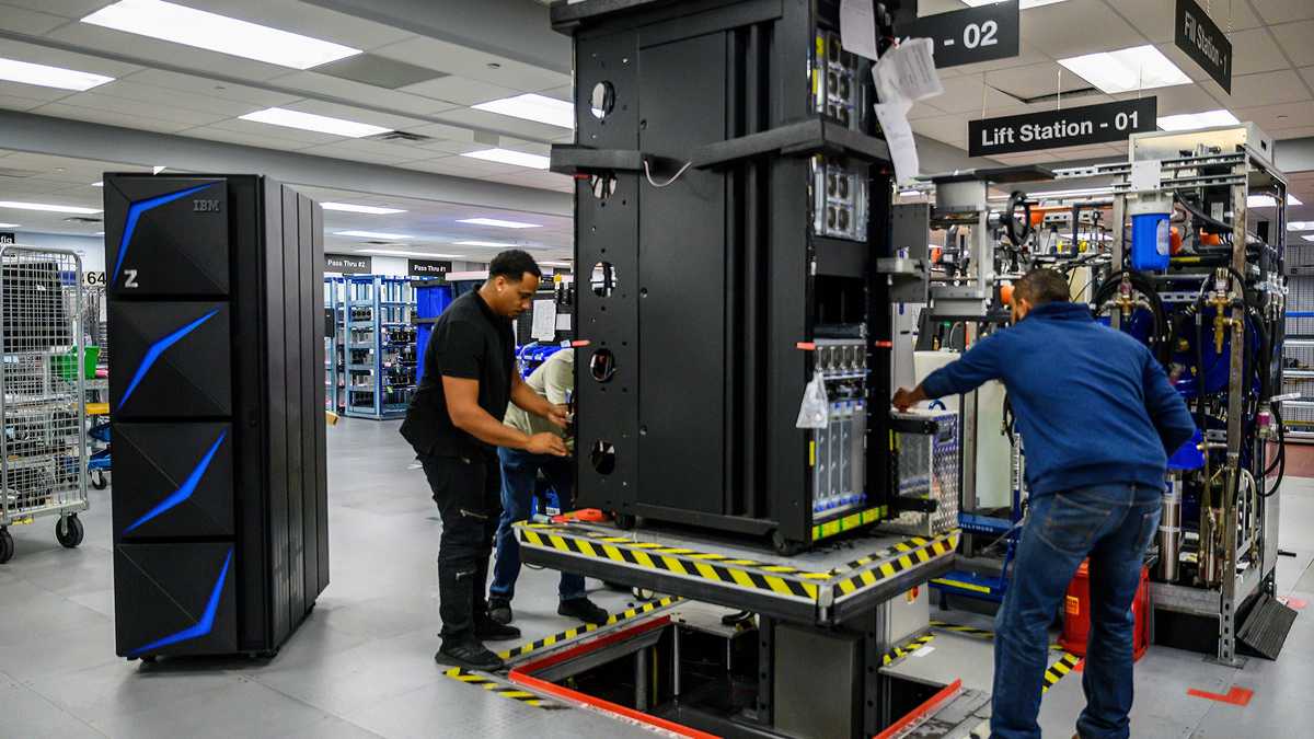 Ingenieros de IBM trabajando en un centro de datos de la compañía.
IBM
(Foto de ARCHIVO)
20/4/2020