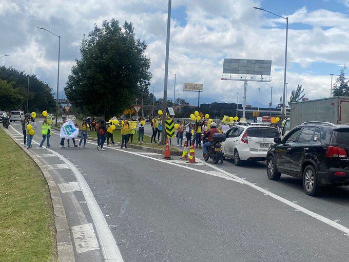 Empleados de Viva Air protestan en Bogotá en la calle 26, cerca al aeropuerto El Dorado.
