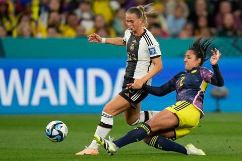 La alemana Klara Buehl es desafiada por la colombiana Manuela Vanega, derecha, durante el partido de fútbol del Grupo H de la Copa Mundial Femenina entre Alemania y Colombia en el Estadio de Fútbol de Sydney en Sydney, Australia, el domingo 30 de julio de 2023. (Foto AP/Rick Rycroft)