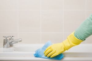 Es posible eliminar el sarro acumulado en el baño con trucos y elementos caseros.