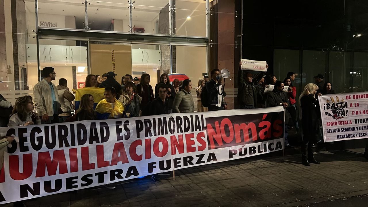 Ciudadanos se manifiestan frente al edificio SEMANA en respaldo a este medio y a su directora, Vicky Dávila