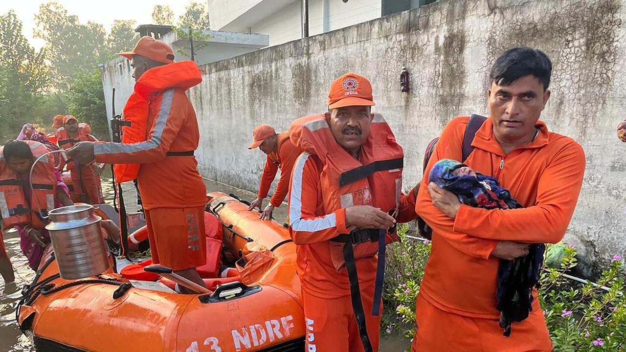 Vikram Singh, operador del centro de operaciones de emergencia del estado, informó el jueves de 72 muertes en los cinco días previos y dijo que las labores de rescate seguían en marcha.