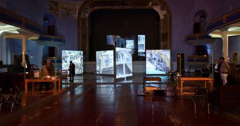Exposición e arte von videos pasando por varias pantallas gigantes.