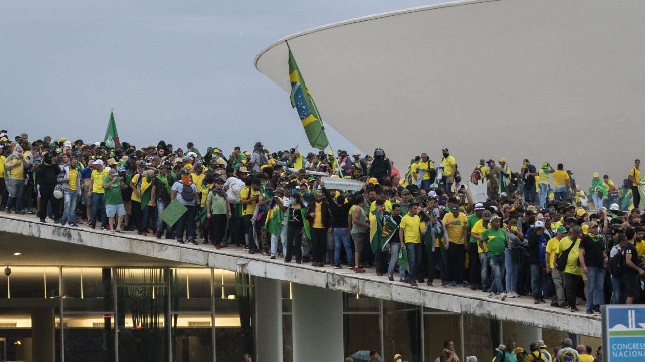 Los manifestantes se tomaron varios edificios gubernamentales en Brasil protestando a favor del expresidente Jair Bolsonaro