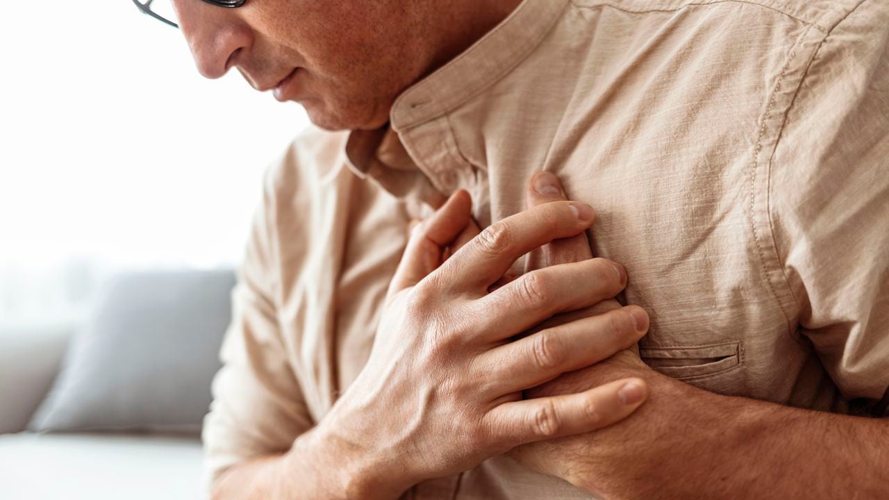 El dolor en el pecho puede deberse a varias razones, entre ellas, la acumulación de gases en el cuerpo.