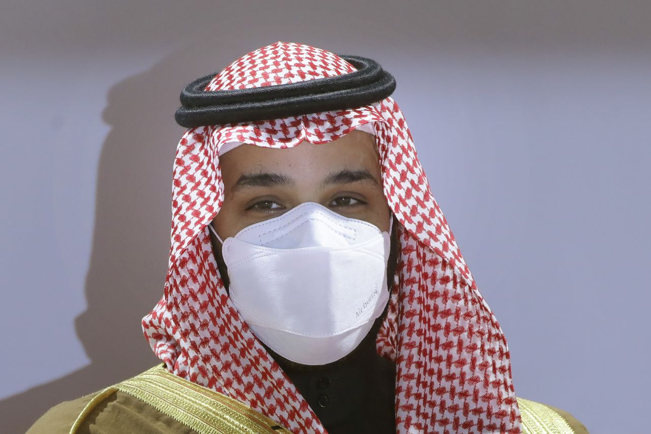 ARCHIVO - En esta foto de archivo del 20 de febrero de 2021, el príncipe heredero saudí Mohammed bin Salman con cubreboca asiste a la ceremonia de entrega de la Copa Saudí en el hipódromo Rey Abdul Aziz en Riad, Arabia Saudí. (AP Foto/Amr Nabil, File)