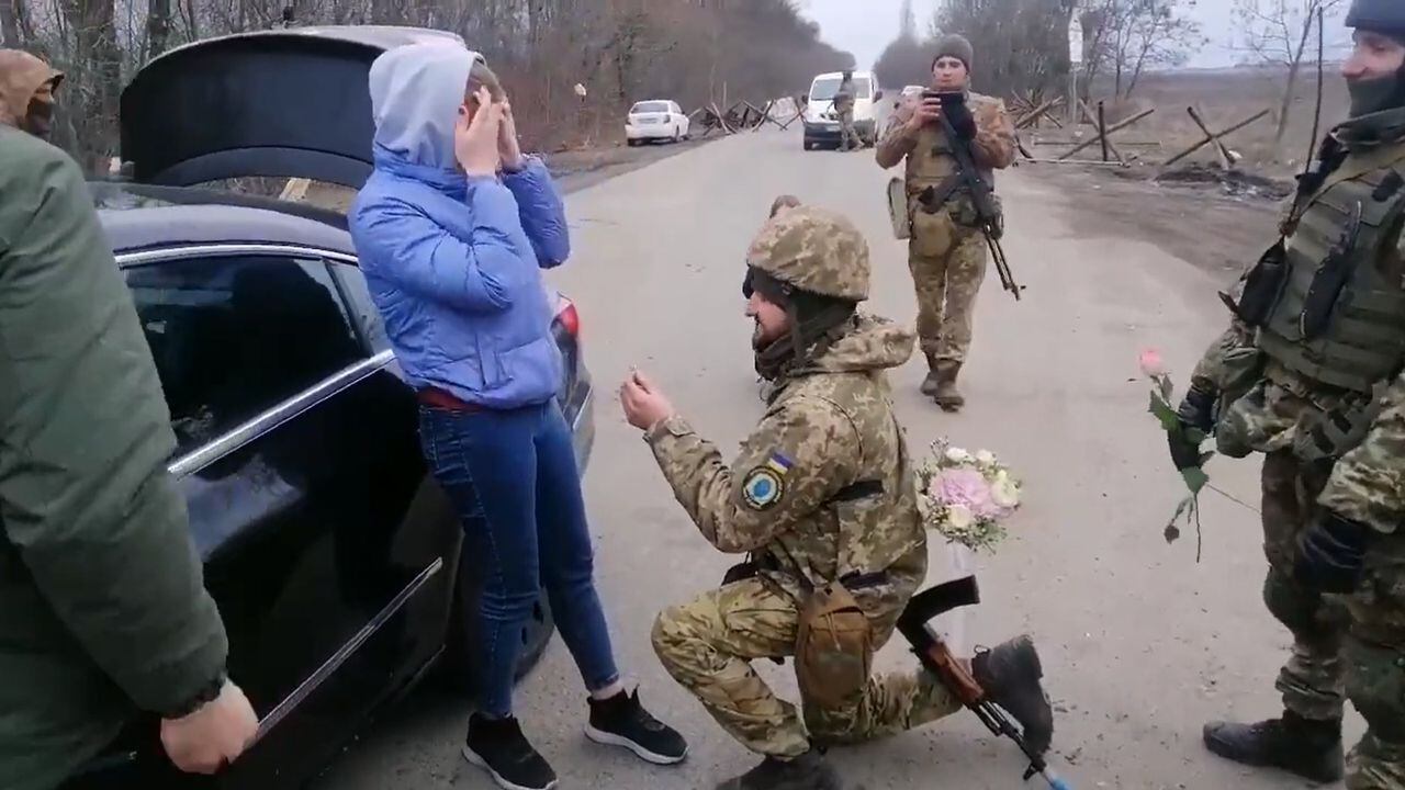Un soldado ucraniano le pide matrimonio a su novia y se casa ese mismo día.