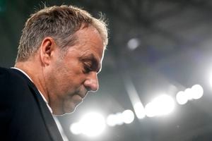 El técnico de Alemania Hansi Flick deja la cancha tras la derrota en el duelo amistoso de Alemania ante Colombia en Gelsenkirchen, Alemania el martes 20 de junio del 2023.