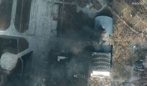 Esta imagen satelital proporcionada por Maxar Technologies muestra un hangar de aviones dañado por ataques aéreos recientes y fuertes combates en el aeropuerto Antonov, en Hostomel (Gosmotel), Ucrania.
