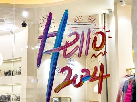 Un mensaje con "Hola, 2024" pegado en un escaparate, el 24 de diciembre de 2023 en Yangzhou, provincia china de Jiangsu (Foto de Chen Yang/VCG vía Getty Images)