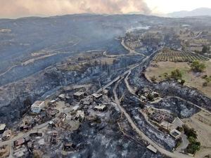 Una foto aérea muestra casas destruidas en una aldea mientras los incendios forestales continúan asolando los bosques cerca de la ciudad costera mediterránea turca de Manavgat, el jueves 29 de julio de 2021. (Suat Metin/IHA vía AP)