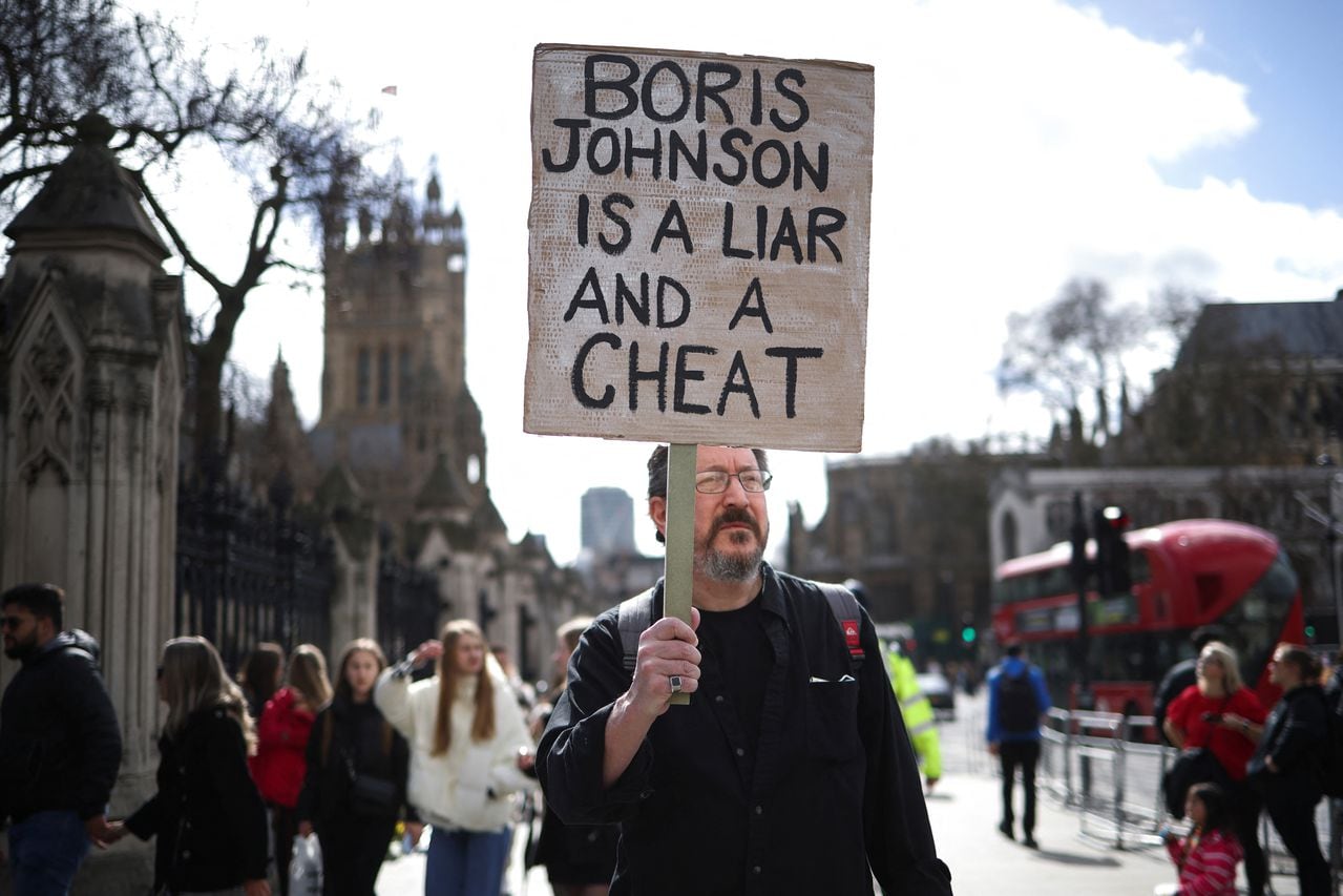 La gente protesta contra el ex primer ministro británico Boris Johnson, en Londres, Gran Bretaña