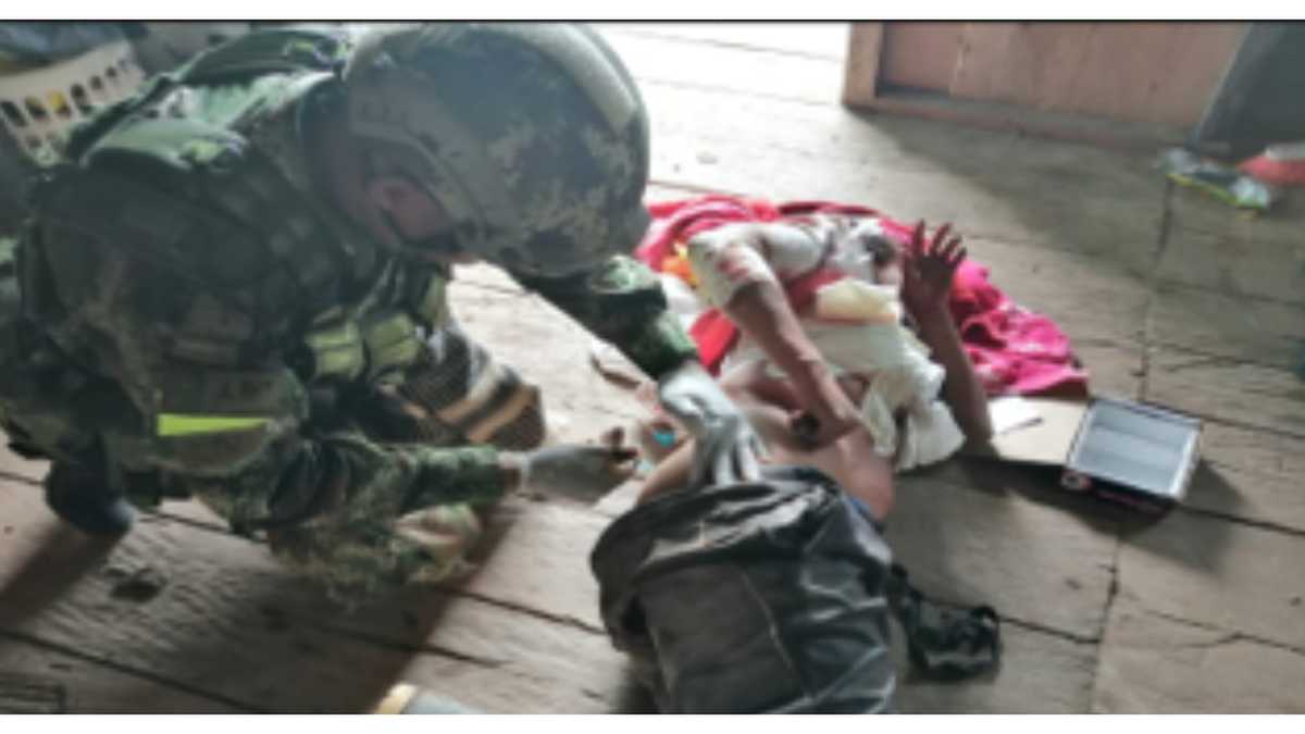 Un militar atiende a una persona herida en el operativo en la vereda Altos del Remanso, en Puerto Leguízamo (Putumayo).