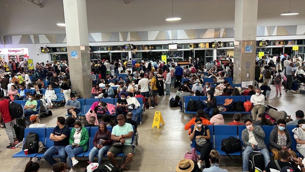 Represamiento de viajeros en el Aeropuerto Internacional Rafael Núñez.
