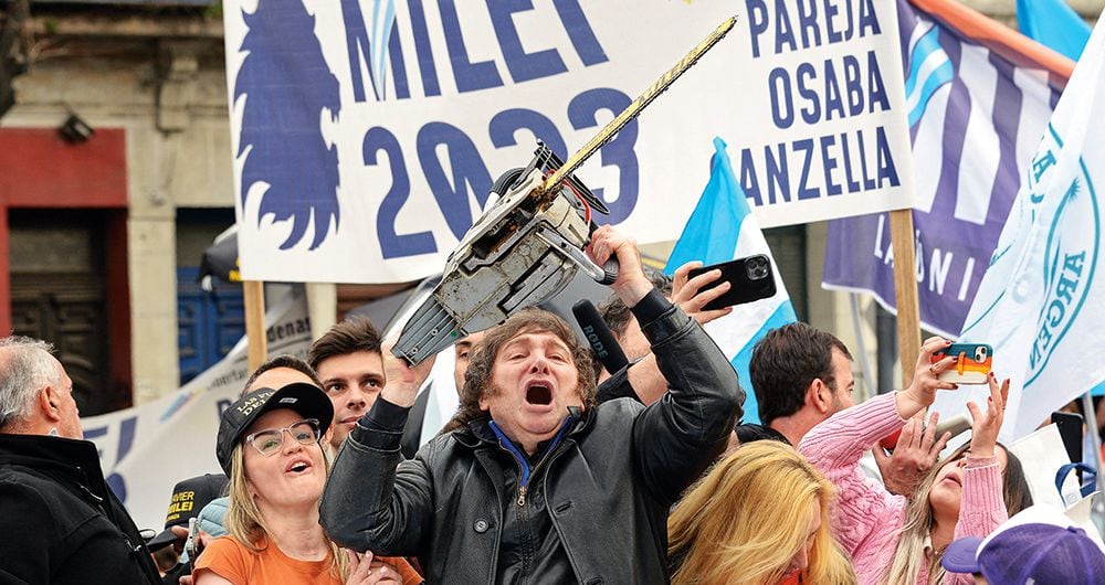  “¡Motosierra!, ¡motosierra!”, grita Milei, eufórico, en las manifestaciones políticas. Ese aparato es uno de los símbolos de su campaña. 