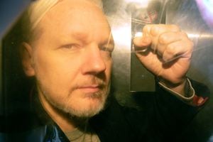 En esta foto de archivo tomada el 1 de mayo de 2019, el fundador de WikiLeaks, Julian Assange, llega a la corte en Londres el 1 de mayo de 2019 para ser sentenciado por violar la fianza. (Photo by Daniel LEAL-OLIVAS / AFP)